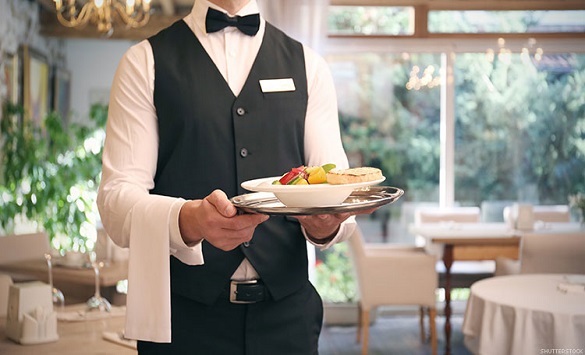 Каков келнер заслужува бакшиш?