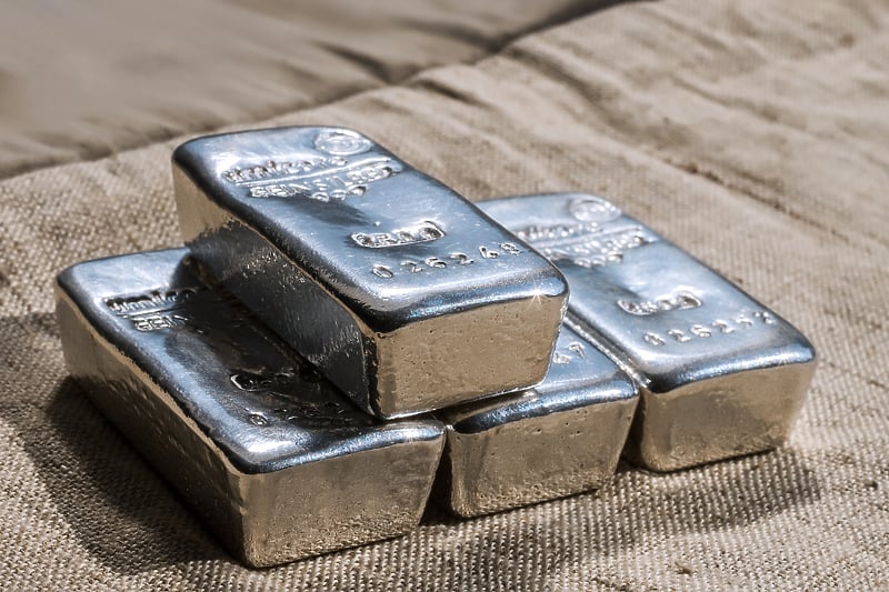 Зошто среброто поскапува и дали по цена ќе го надмине златото?
