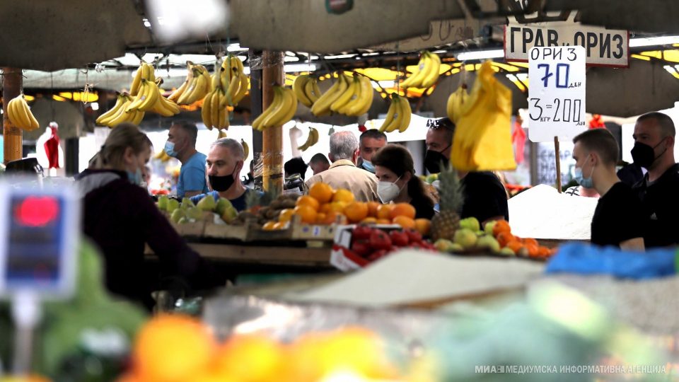 Пазарџиите ги качија цените на овошјето и зеленчукот