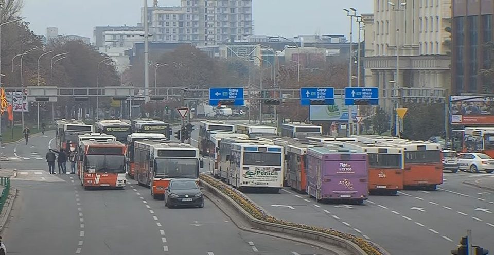 Приватните превозници престанаа да возат, допрва ќе одлучуваат дали ќе го блокираат Скопје