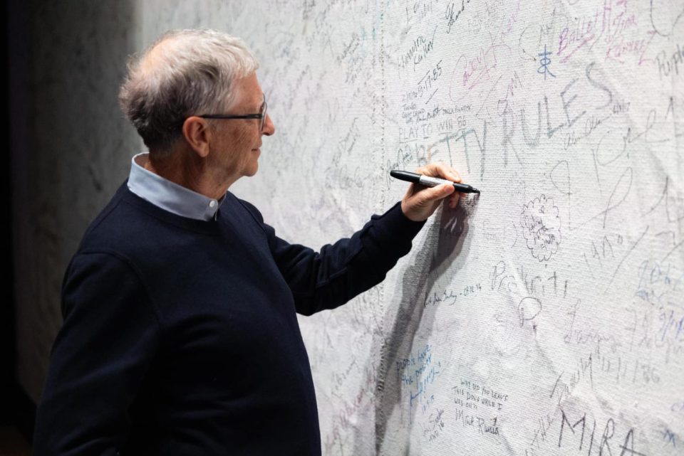 Бил Гејтс испадна од листата на 10 најбогати луѓе во светот