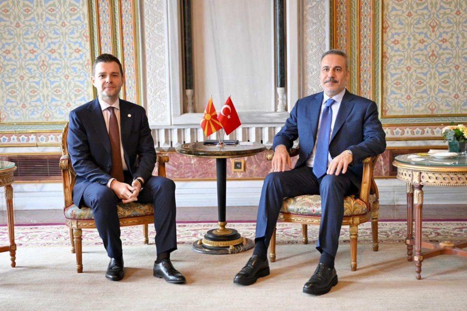 Средба на Муцунски со турскиот министер Фидан на маргините на Министерскиот состанок на Балканската платформа за мир