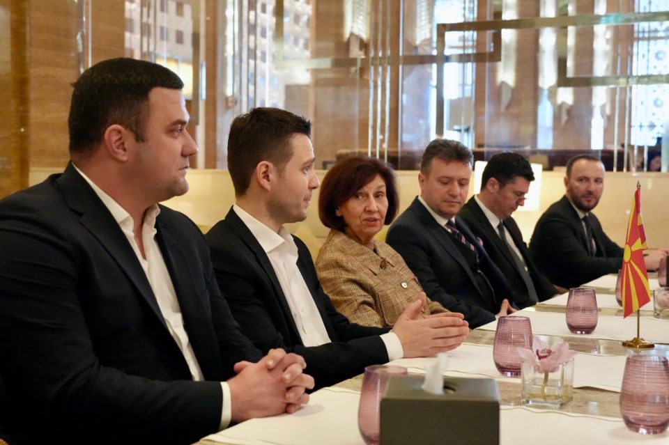 Муцунски и Сиљановска-Давкова на средба со Македонци кои живеат и работат во ОАЕ