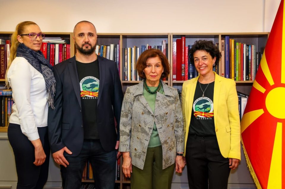 Средба на Сиљановска-Давкова со членови на спелеонуркачкиот клуб „Врело“