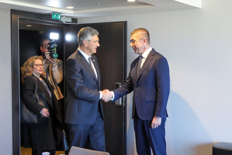 Мицкоски се сретна со Пленковиќ, регионалната соработка и европската перспектива во фокусот на разговорите