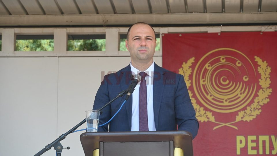 Мисајловски во посета на касарната „Јане Сандански“ во Штип