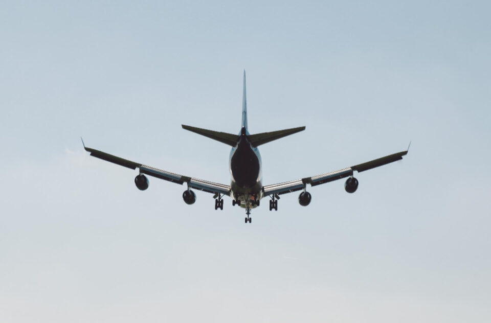 Поскапуваат цените на летовите