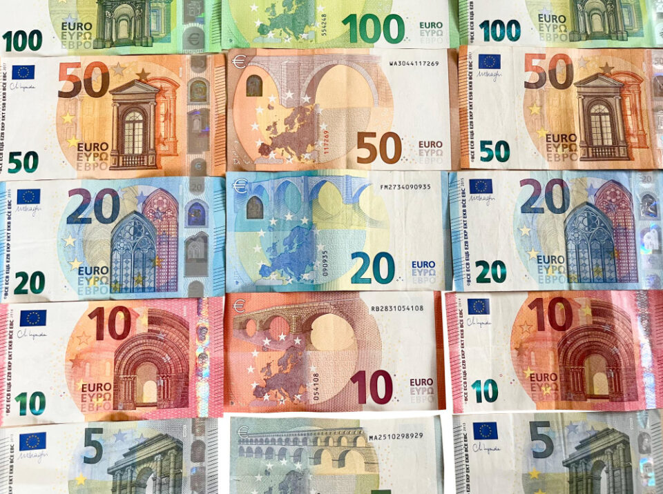 Еврото го менува изгледот, една банкнота дефинитивно НЕМА да постои
