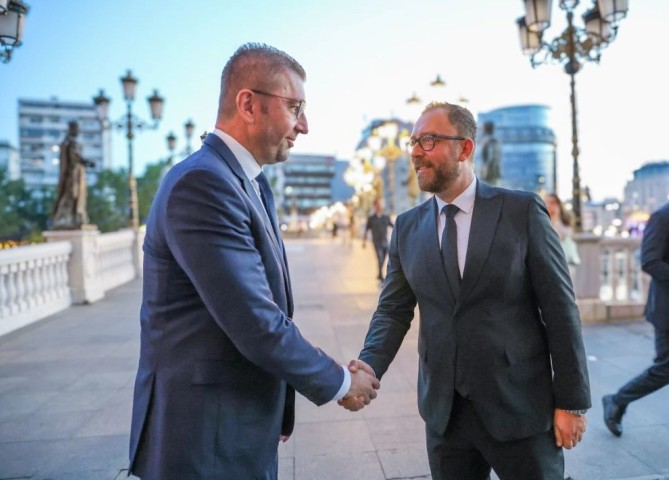 Премиерот Мицкоски и министерот Љутков во посета на објектот на Универзалната сала