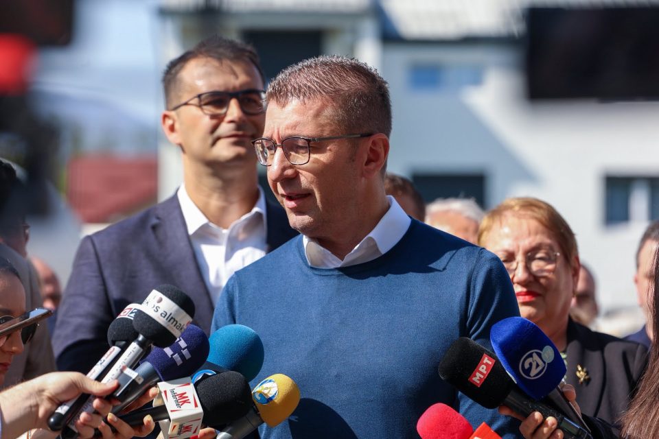 Мицкоски на поставување камен-темелник за доградба на ООУ „Димитар Беровски“ во скопската населба Хром