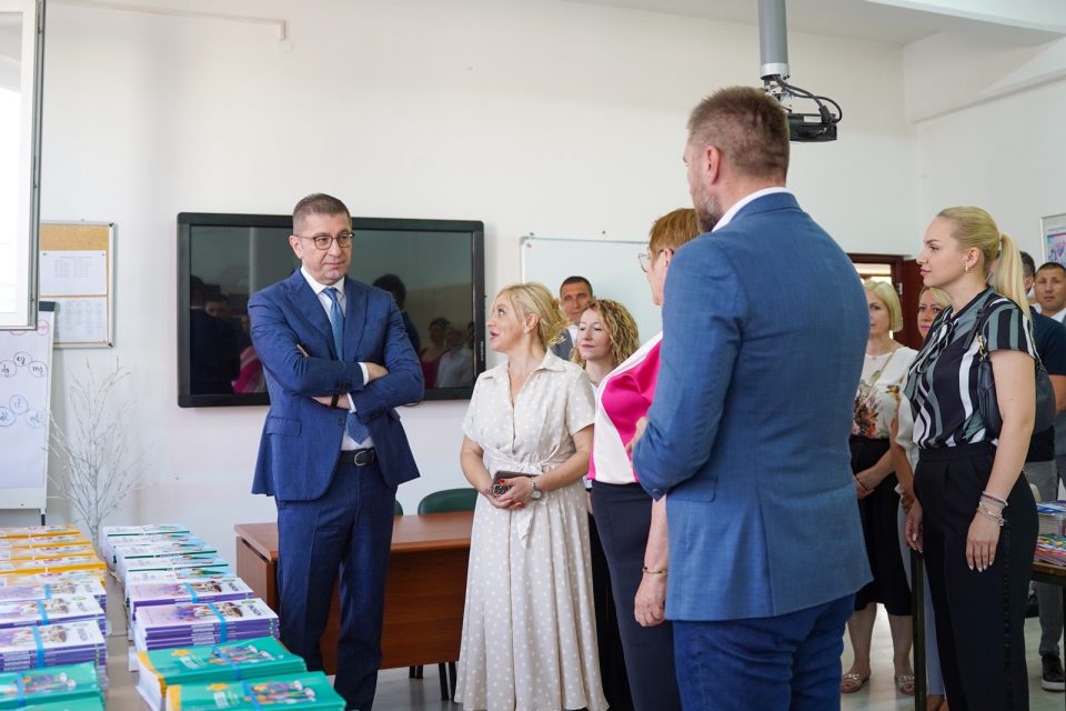 ПРОБЛЕМОТ ОД МИНАТОТО СЕ РЕШАВА, учебниците се доставуваат навреме за новата учебна година, порача премиерот Мицкоски